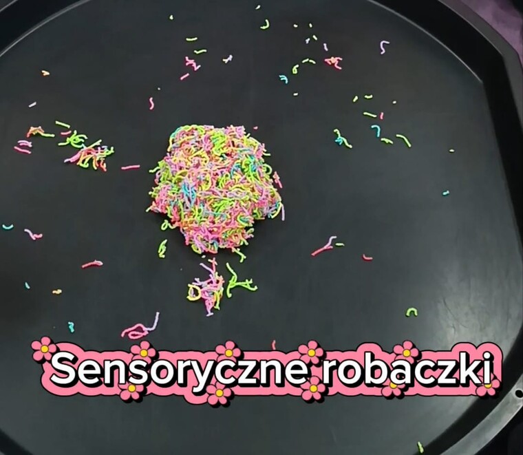 „Sensoryczne robaczki” – kolorowa zabawa w grupie Kangurki