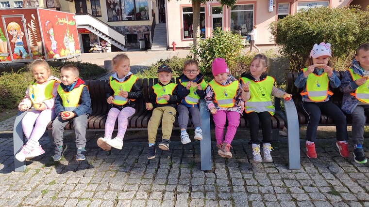 Edukacyjne wyjście „Króliczków” na bytowski rynek