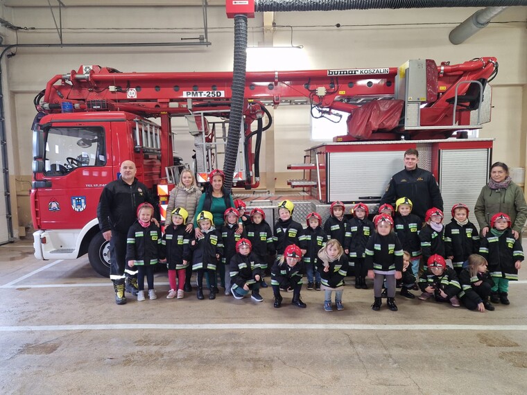 Króliczki w sali edukacyjnej Ognik – spotkanie ze strażakami