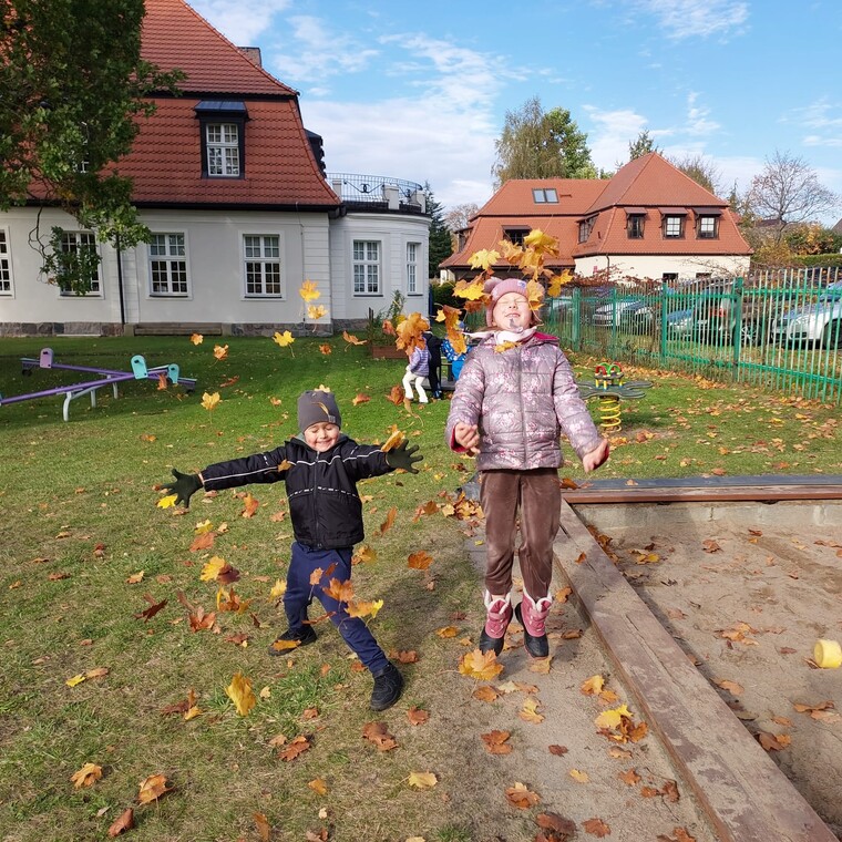 Jesienne zabawy Biedronek w ogrodzie przedszkolnym