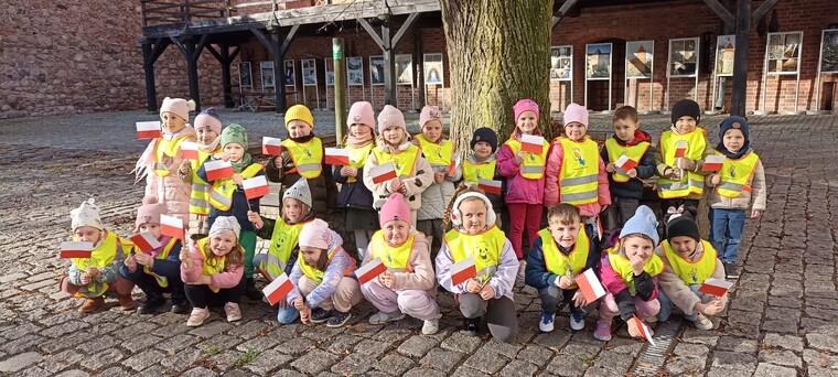 Patriotyczne zajęcia edukacyjne grupy Króliczki w Bibliotece Miejskiej