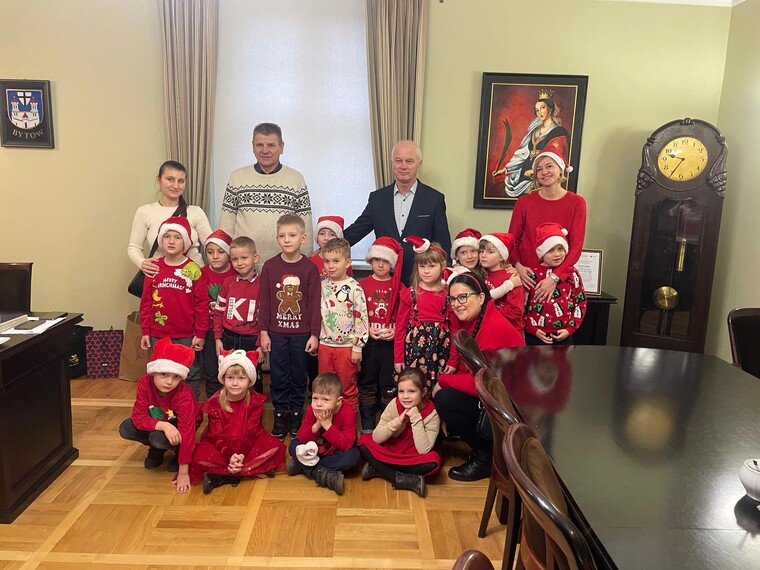 Motylki dekorują choinkę w Urzędzie Miejskim