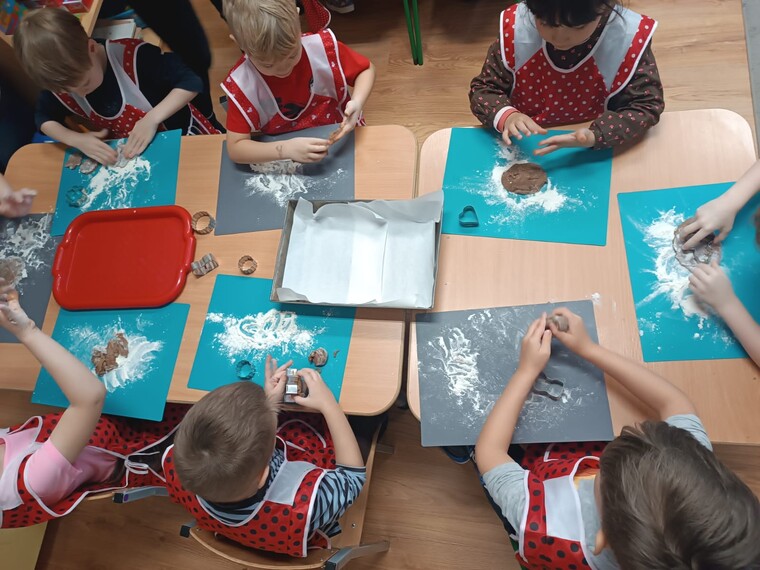 Biedronki pieką świąteczne pierniczki