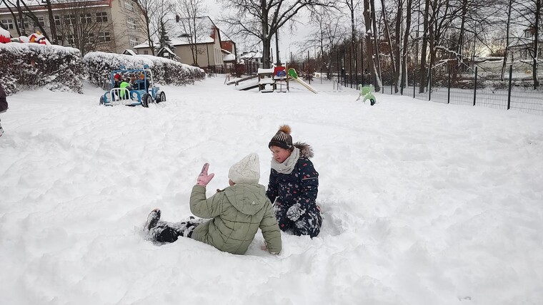 Zimowe zabawy Tygrysków w ogrodzie przedszkolnym
