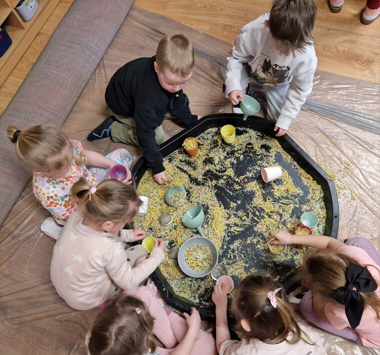 Praca, zabawa i nauka – dzień pełen doświadczeń w grupie „Króliczki”