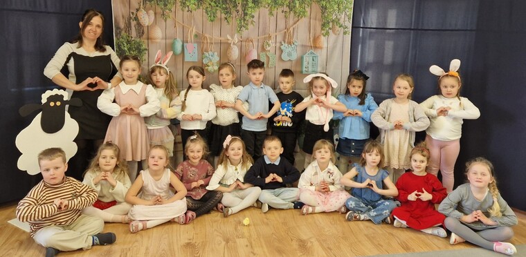 Wielkanocne śniadanie w grupie „Króliczków”