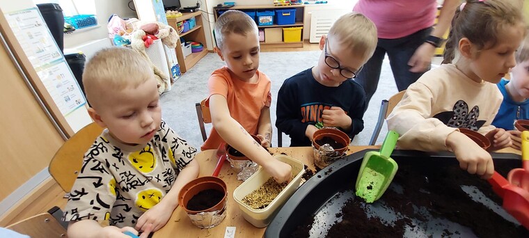 Wielozmysłowe odkrywanie świata w grupie „Biedronki”