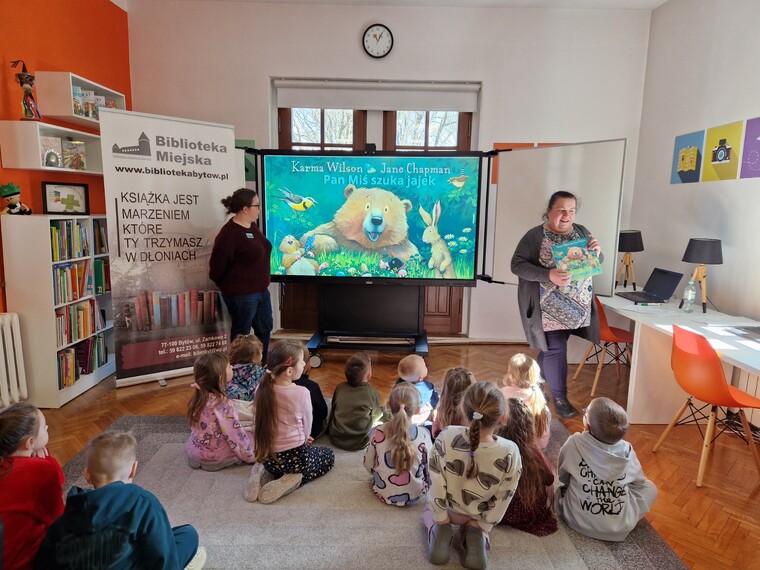 Wiosenna wizyta w bibliotece grup Króliki i Biedronki